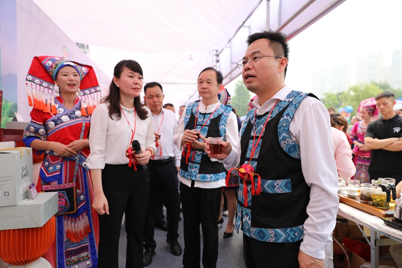 市长葛国科（右一），市人大常委会主任周武红（右二）等市向导到展区旅行指导_副本